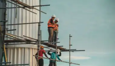 Construction insurance misconceptions discussed by workers on a job site