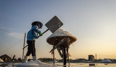 High-risk workers at an industrial job site where workplace injuries may require workers’ compensation coverage